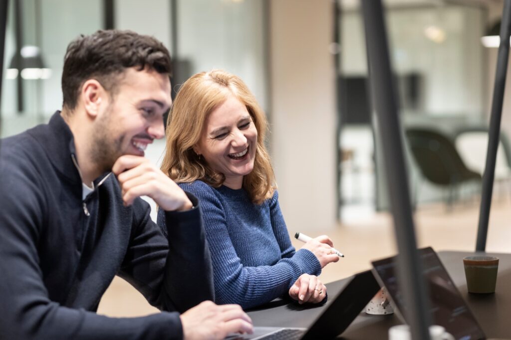 twee salesforce consultants aan het werk in salesforce recruitment